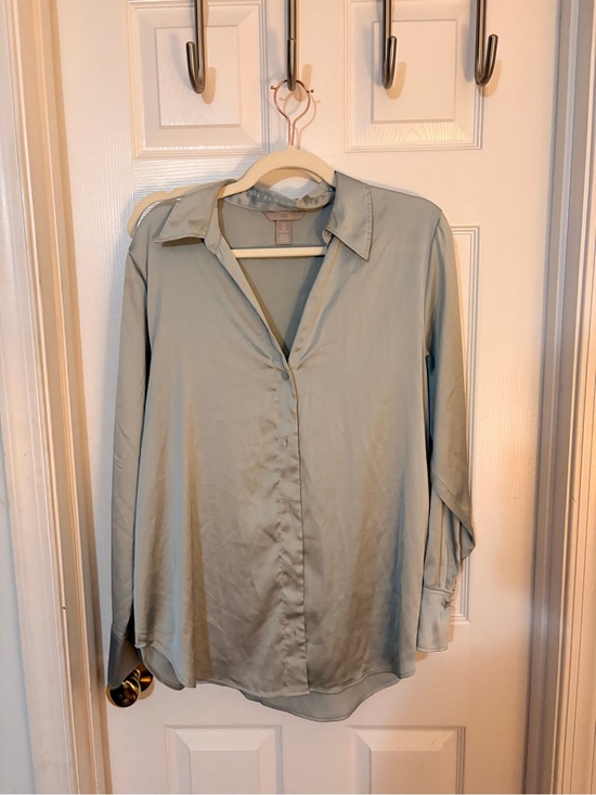 H&M Tops - Light Green Satin Button-Front Women's Blouse